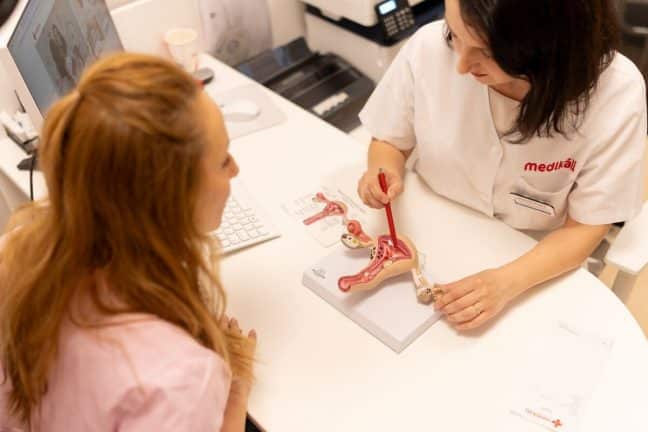 medic explica despre chisturile ovariene cu un mulaj anatomic