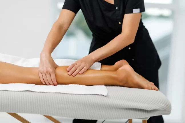 specialist realizeaza procedura de drenaj limfatic