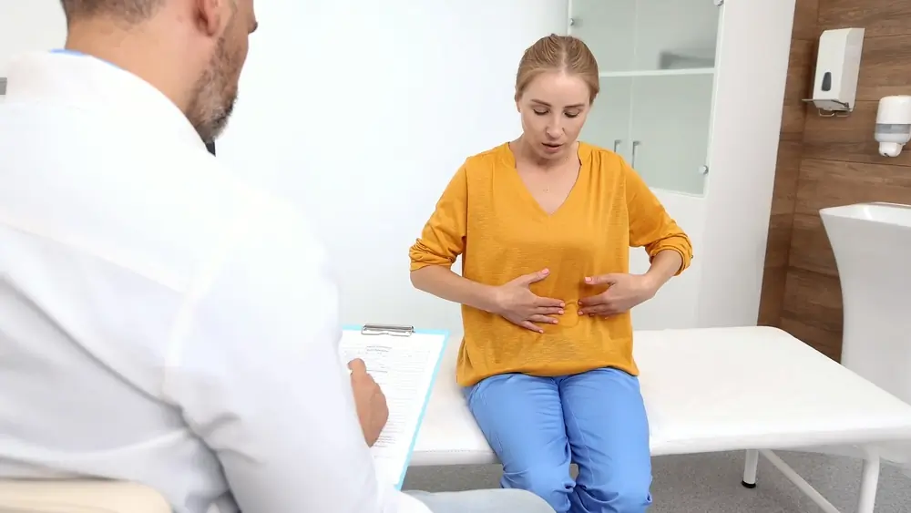 Un gastroenterolog consulta un pacient