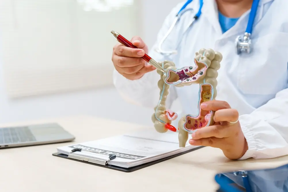 Un gastroenterolog care explica o afectiune sau un simptom