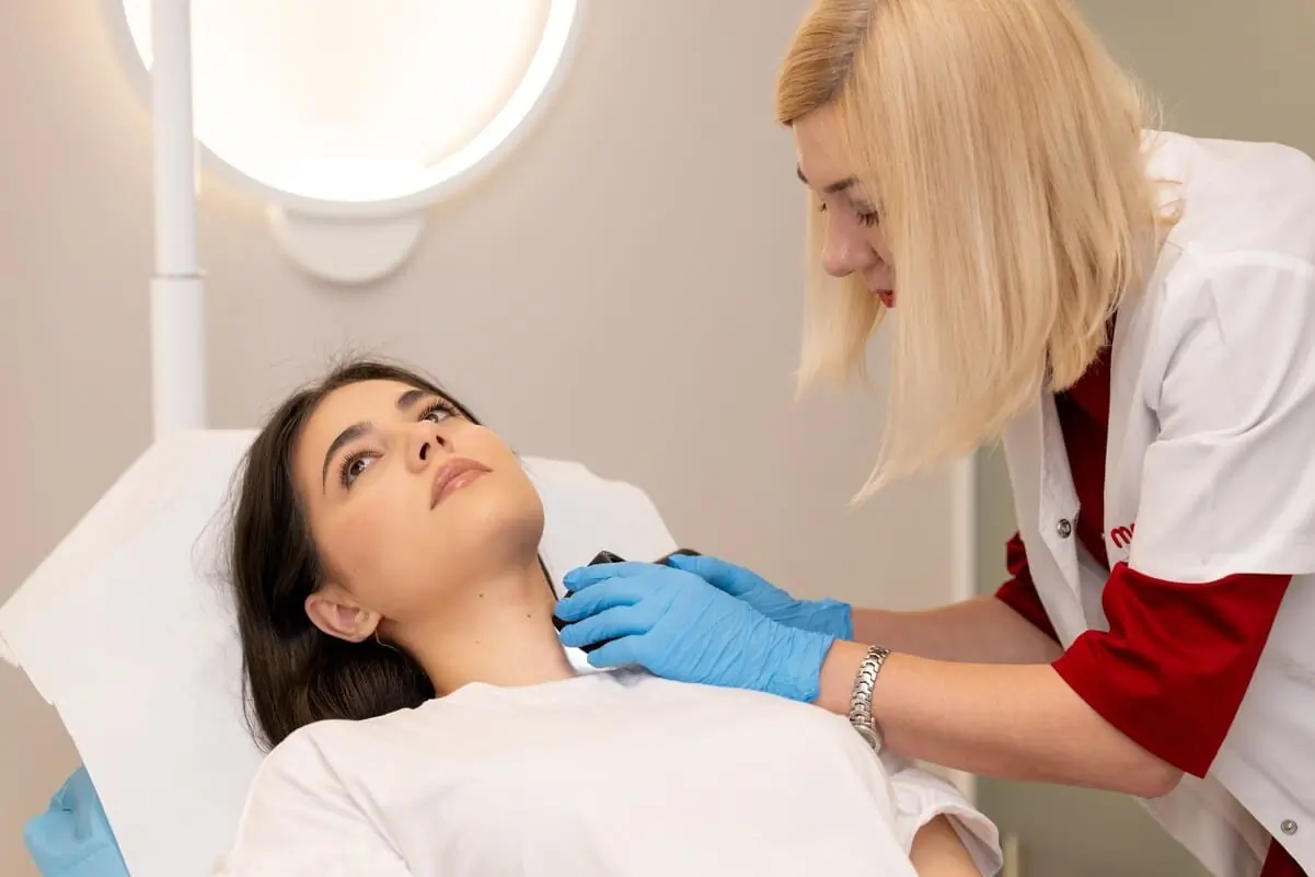 medic verifica alunita unui pacient