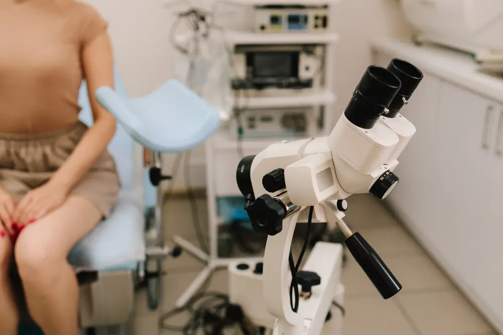 pacienta la un consult ginecologic