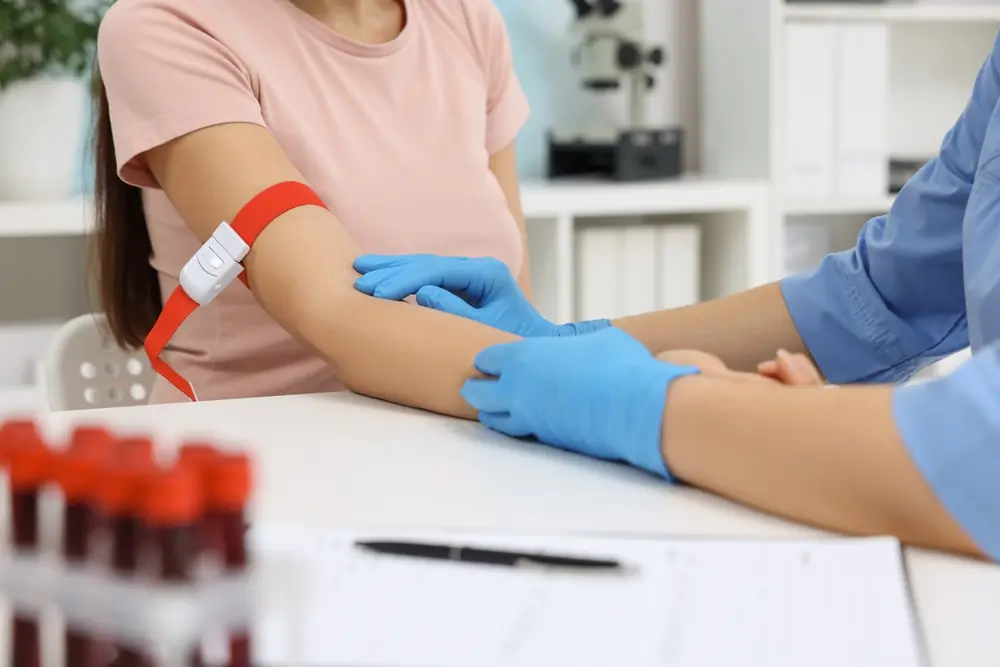 O persoana care isi face analize de sange