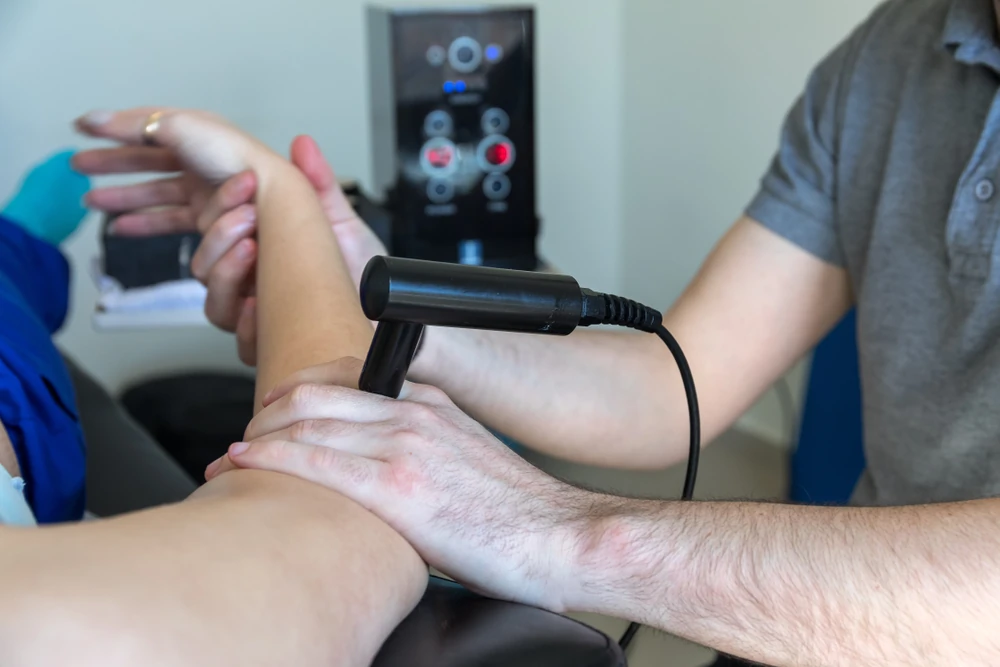 specialist aplica terapia TECAR