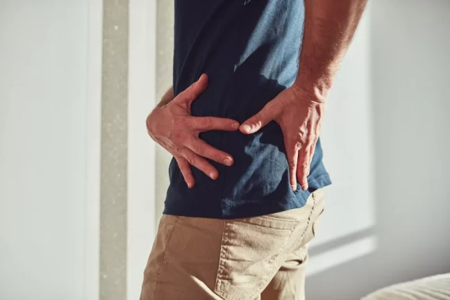 Bărbat care se confruntă cu disconfort la nivelul șoldului sau simptome de coxartroză