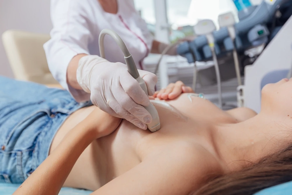 medic efectueaza o ecografie de san