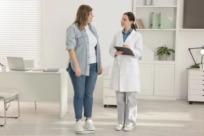 un medic endocrinolog efectuând o evaluare