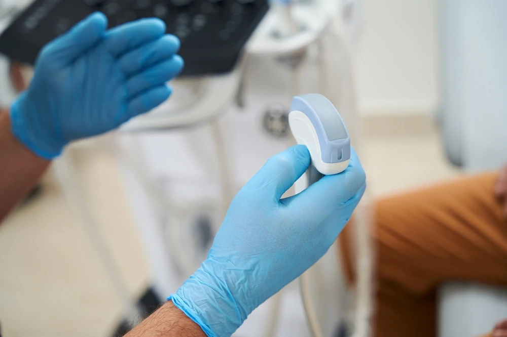 Medic care urmează să efectueze o ecografie