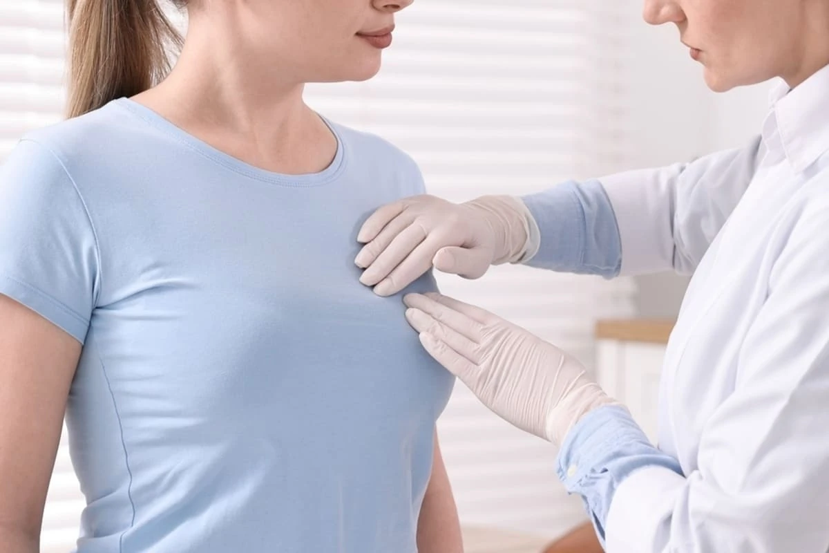 medic realizează un consult senologic