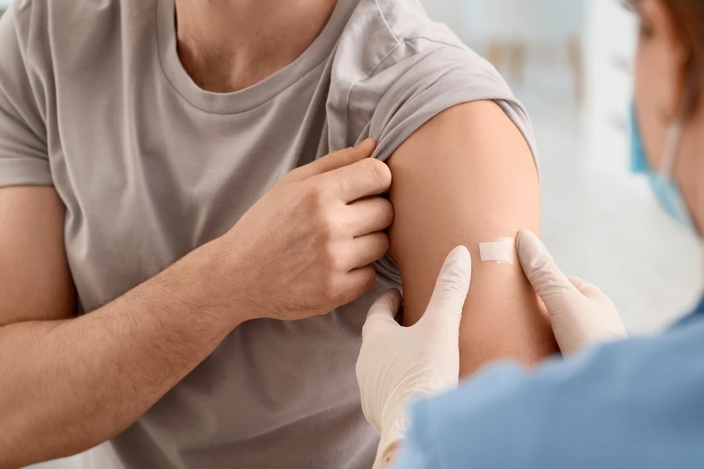 bărbat care a făcut un vaccin